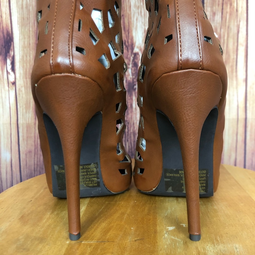 JustFab Scene Prunella Laser Cut Heeled Boot (7.5) - Picture 4 of 12